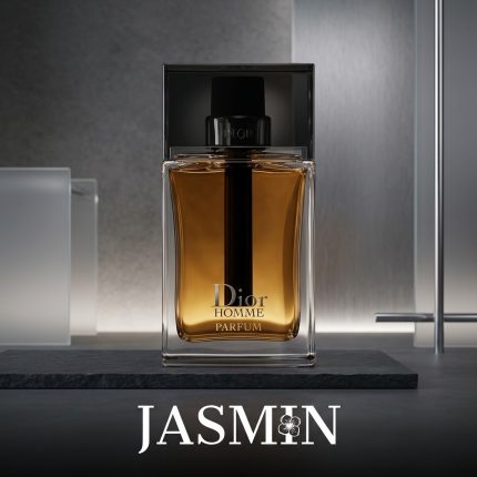 عطر دیور هوم پرفیوم رایحه‌ای گرم، آمبری، چوبی و کمی پودری دارد. حضور زنبق در این عطر، حس نرم، تمیز و بسیار شیکی ایجاد می‌کند و در کنار آکوردهای آمبری و چوبی، رایحه حالتی عمیق‌تر، مردانه‌تر و رسمی‌تر پیدا می‌کند. نتیجه، عطری است که حس یک استایل مرتب، لوکس و بااعتمادبه‌نفس را به‌خوبی منتقل می‌کند. این عطر از آن دسته رایحه‌هایی نیست که فقط برای خوش‌بو بودن انتخاب شود؛ Dior Homme Parfum بیشتر شبیه یک امضای شخصی است. عطری مناسب برای آقایانی که می‌خواهند حضورشان آرام، جدی و تأثیرگذار باشد؛ بدون اینکه رایحه‌شان بیش از حد شلوغ یا تکراری به نظر برسد