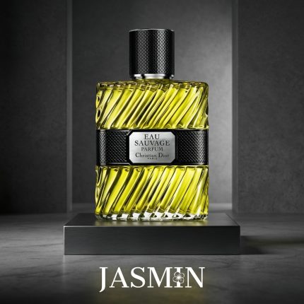 اگر به دنبال یک *عطر مردانه شیک، کلاسیک، رسمی و ماندگار هستید، Eau Sauvage Parfum 2017 از برند Dior یکی از انتخاب‌های خاص و خوش‌پوش برای آقایانی است که رایحه‌های مرکباتی، چوبی و گرم را دوست دارند. این عطر نسخه‌ای قوی‌تر و عمیق‌تر از خانواده معروف او ساواج دیور است و نسبت به Eau Sauvage کلاسیک، حس جدی‌تر، مردانه‌تر و لوکس‌تری دارد.