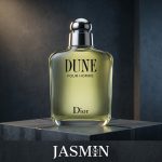 اگر به دنبال عطری مردانه، آرام، متفاوت و خوش‌پوش هستید، Dior Dune Pour Homme می‌تواند انتخابی بسیار خاص از برند دیور باشد. این عطر برای آقایانی مناسب است که رایحه‌های خیلی تند، سنگین یا شیرین را نمی‌پسندند و بیشتر به دنبال عطری تمیز، طبیعی، خنک و باوقار هستند. عطر دیور دونه پور هوم رایحه‌ای تازه، چوبی، سبز و کمی دریایی دارد. شروع عطر با حس شفاف و گیاهی برگ انجیر، ریحان، مریم‌گلی و انگور فرنگی سیاه آغاز می‌شود؛ فضایی آرام، تمیز و طبیعی که حس قدم‌زدن کنار ساحل و نسیم خنک دریا را تداعی می‌کند. در ادامه، رایحه چوب انجیر و نت‌های لطیف گلی به عطر عمق بیشتری می‌دهند و در پایان، چوب صندل، سدر، دانه تونکا و وانیل، حال‌وهوایی گرم‌تر، نرم‌تر و مردانه‌تر روی پوست باقی می‌گذارند.