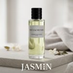 راهنمای خرید عطر Dior Thé Cachemire اگر به دنبال عطری آرام، شیک، تمیز و متفاوت هستید، Dior Thé Cachemire یکی از انتخاب‌های لطیف و بسیار خوش‌سلیقه از برند دیور است. این عطر برای خانم‌ها و آقایانی مناسب است که رایحه‌های سنگین، خیلی شیرین یا تند را نمی‌پسندند و بیشتر به دنبال عطری نرم، مینیمال، باوقار و خاص هستند.
