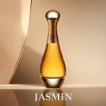 اگر به دنبال عطری زنانه، لوکس، طلایی و کاملاً ماندگار هستید، J’adore L’Or یکی از خاص‌ترین و پرطرفدارترین انتخاب‌ها از برند دیور است. این عطر برای خانم‌هایی مناسب است که رایحه‌ای غنی، شیک و رمانتیک می‌خواهند؛ عطری که هم حضورش محسوس باشد، هم حس زنانگی و اعتمادبه‌نفس را به زیبایی منتقل کند