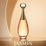 اگر به دنبال عطری زنانه، لطیف، شاداب و شیک هستید، *J’adore Eau de Toilette یکی از انتخاب‌های دلنشین و خوش‌پوش از برند دیور است. این عطر برای خانم‌هایی مناسب است که رایحه‌های گلی، تمیز و روشن را دوست دارند و می‌خواهند عطری داشته باشند که هم روزانه قابل استفاده باشد، هم حس ظرافت و زنانگی را به زیبایی منتقل کند.