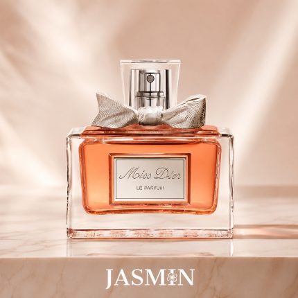 اگر به دنبال عطری زنانه، لوکس، رمانتیک و ماندگار هستید، Miss Dior Le Parfum یکی از بهترین و محبوب‌ترین انتخاب‌ها از برند دیور است. این عطر برای خانم‌هایی مناسب است که رایحه‌ای قوی، شیک و رمانتیک می‌خواهند؛ عطری که هم حضورش محسوس باشد، هم حس زنانگی و اعتمادبه‌نفس را به زیبایی منتقل کند.