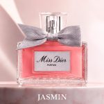 اگر به دنبال عطری زنانه، لوکس، شیک و ماندگار هستید، Miss Dior Parfum یکی از بهترین و محبوب‌ترین انتخاب‌ها از برند دیور است. این عطر برای خانم‌هایی مناسب است که رایحه‌ای رمانتیک، ظریف و در عین حال پرقدرت می‌خواهند؛ عطری که هم حضورش محسوس باشد، هم حس زنانگی و اعتمادبه‌نفس را به زیبایی منتقل کند.