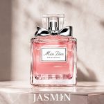 اگر به دنبال عطری زنانه، شیک، لطیف و ماندگار هستید، Miss Dior Eau de Toilette یکی از محبوب‌ترین انتخاب‌ها از برند دیور است. این عطر برای خانم‌هایی مناسب است که رایحه‌های کلاسیک و در عین حال مدرن را دوست دارند و می‌خواهند عطری داشته باشند که هم جذاب باشد، هم آرامش‌بخش و دلنشین.عطر میس دیور ادوتویلت رایحه‌ای گلی، مرکباتی و کمی شیرین دارد. شروع عطر با رایحه شفاف و تازه‌ی گریپ‌فروت و برگاموت حس شادابی و انرژی ایجاد می‌کند و بعد از چند دقیقه، رایحه لطیف رز دمشقی و مگنولیا به عطر عمق و شخصیت می‌بخشد. در نهایت، نت‌های پایه شامل کهربا و مشک نرم باعث می‌شوند عطری ماندگار، شیک و دلنشین روی پوست باقی بماند.