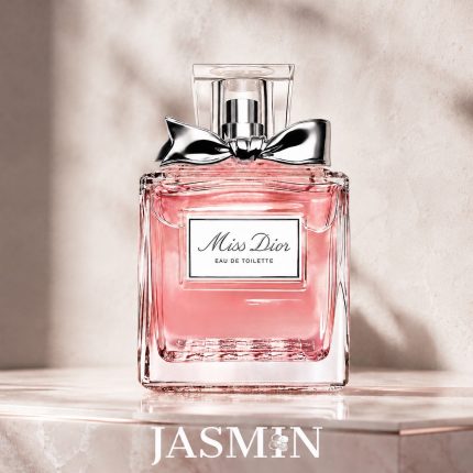 اگر به دنبال عطری زنانه، شیک، لطیف و ماندگار هستید، Miss Dior Eau de Toilette یکی از محبوب‌ترین انتخاب‌ها از برند دیور است. این عطر برای خانم‌هایی مناسب است که رایحه‌های کلاسیک و در عین حال مدرن را دوست دارند و می‌خواهند عطری داشته باشند که هم جذاب باشد، هم آرامش‌بخش و دلنشین.عطر میس دیور ادوتویلت رایحه‌ای گلی، مرکباتی و کمی شیرین دارد. شروع عطر با رایحه شفاف و تازه‌ی گریپ‌فروت و برگاموت حس شادابی و انرژی ایجاد می‌کند و بعد از چند دقیقه، رایحه لطیف رز دمشقی و مگنولیا به عطر عمق و شخصیت می‌بخشد. در نهایت، نت‌های پایه شامل کهربا و مشک نرم باعث می‌شوند عطری ماندگار، شیک و دلنشین روی پوست باقی بماند.