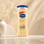 خرید لوسیون بدن وازلین Dry Skin Repair حجم 400 میل؛ حاوی عصاره جو دوسر و ژلی وازلین، مناسب پوست خشک، رطوبت‌رسان 72 ساعته، خوش‌جذب و مناسب استفاده روزانه.