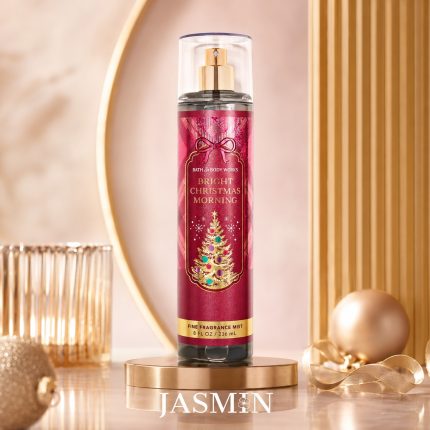 بادی اسپلش بت اند بادی مدل Bright Christmas Morning یکی از انتخاب‌های جذاب برند Bath & Body Works است. این محصول با ترکیبی از توت‌های قرمز رسیده، پرتقال خونی و سیب ترد طراحی شده و رایحه‌ای شیرین، تازه، میوه‌ای و دلنشین روی پوست ایجاد می‌کند. اگر قصد خرید بادی اسپلش بت اند بادی اصل را دارید و به رایحه‌های خنک، میوه‌ای و نشاط‌آور علاقه‌مند هستید، مدل Bright Christmas Morning می‌تواند گزینه‌ای بسیار مناسب برای شما باشد.