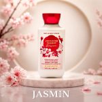 خرید لوسیون بدن بت اند بادی Japanese Cherry Blossom با رایحه شکوفه گیلاس ژاپنی، گلابی آسیایی، یاس سفید و چوب صندل؛ لوسیون بدن زنانه، خوشبو و مناسب استفاده روزانه