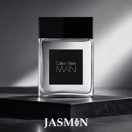 خرید عطر Calvin Klein Man اصل با رایحه چوبی، ادویه‌ای، آروماتیک و مردانه. بررسی نت‌های بویایی، ماندگاری، پخش بو، مشخصات و قیمت ادکلن Calvin Klein Man.