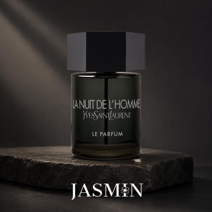 خرید عطر Yves Saint Laurent La Nuit De L’Homme Le Parfum مردانه با رایحه‌ای گرم، چوبی، کهربایی و ادویه‌ای. بررسی رایحه، ماندگاری، پخش بو، فصل مناسب و مشخصات عطر YSL La Nuit Le Parfum.