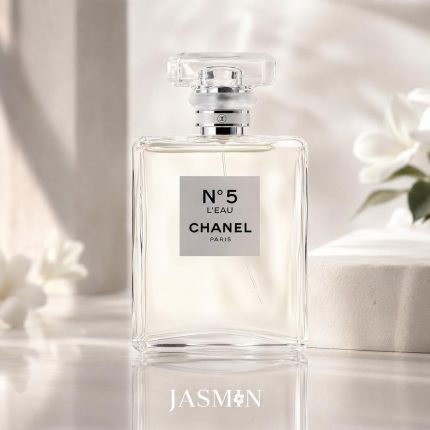 خرید عطر Chanel N°5 L’Eau با رایحه مرکباتی، گلی و مشکی؛ بررسی نت‌ها، ماندگاری، پخش بو، تفاوت نسخه‌ها و راهنمای خرید شنل نامبر ۵ لئو.