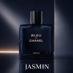 خرید عطر Bleu de Chanel Parfum با رایحه گرم سدر و چوب صندل؛ بررسی ماندگاری، پخش بو، تفاوت نسخهها و راهنمای خرید بلو د شنل پارفوم.